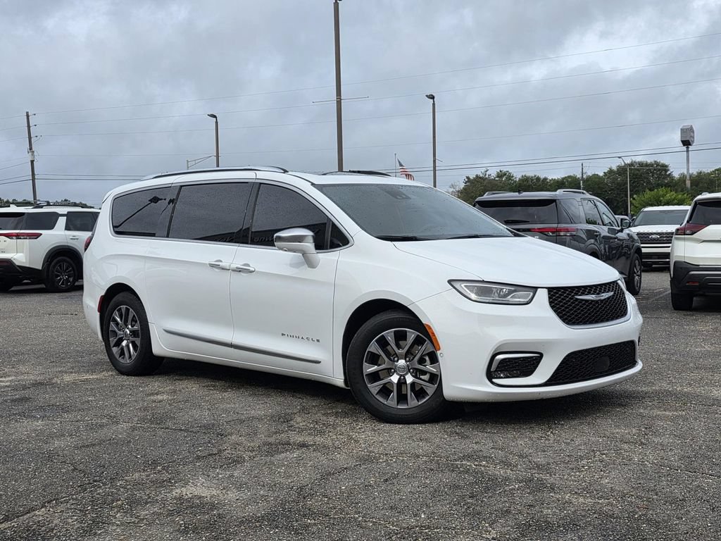 Used 2022 Chrysler Pacifica Pinnacle FWD image 2