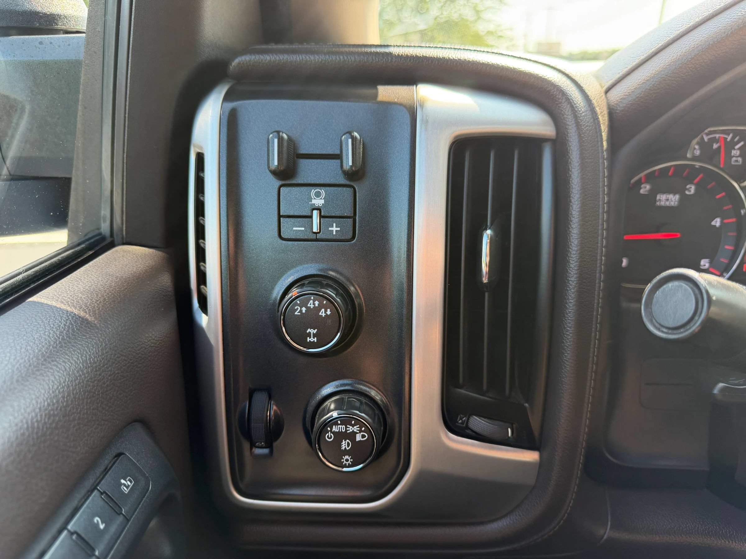 Used 2016 GMC Sierra 2500 SLT w/ Duramax Plus Package AWD/4WD image 26