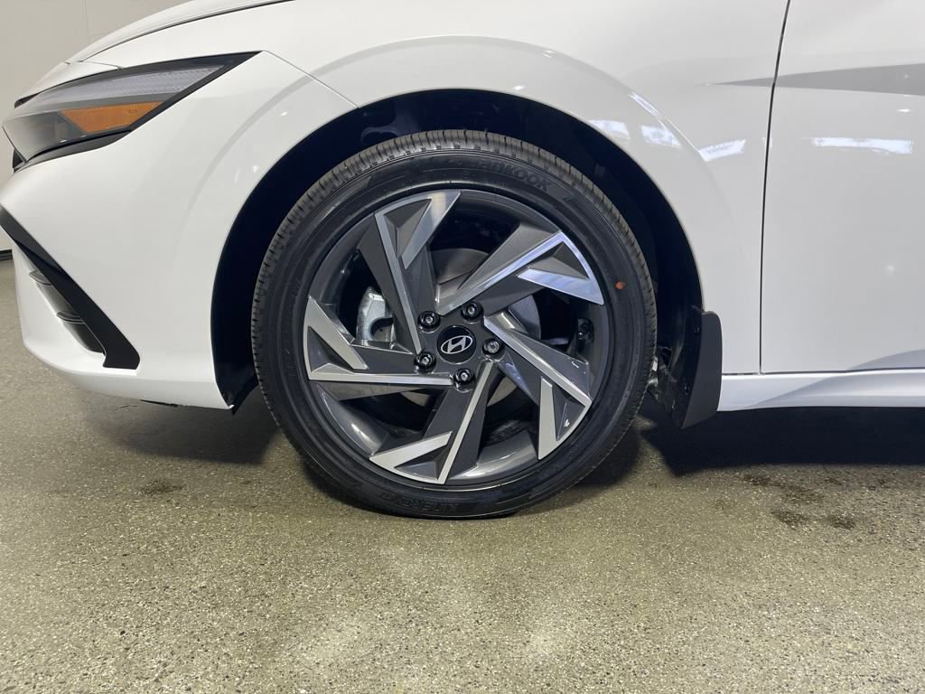 New 2025 Hyundai Elantra Limited image 11