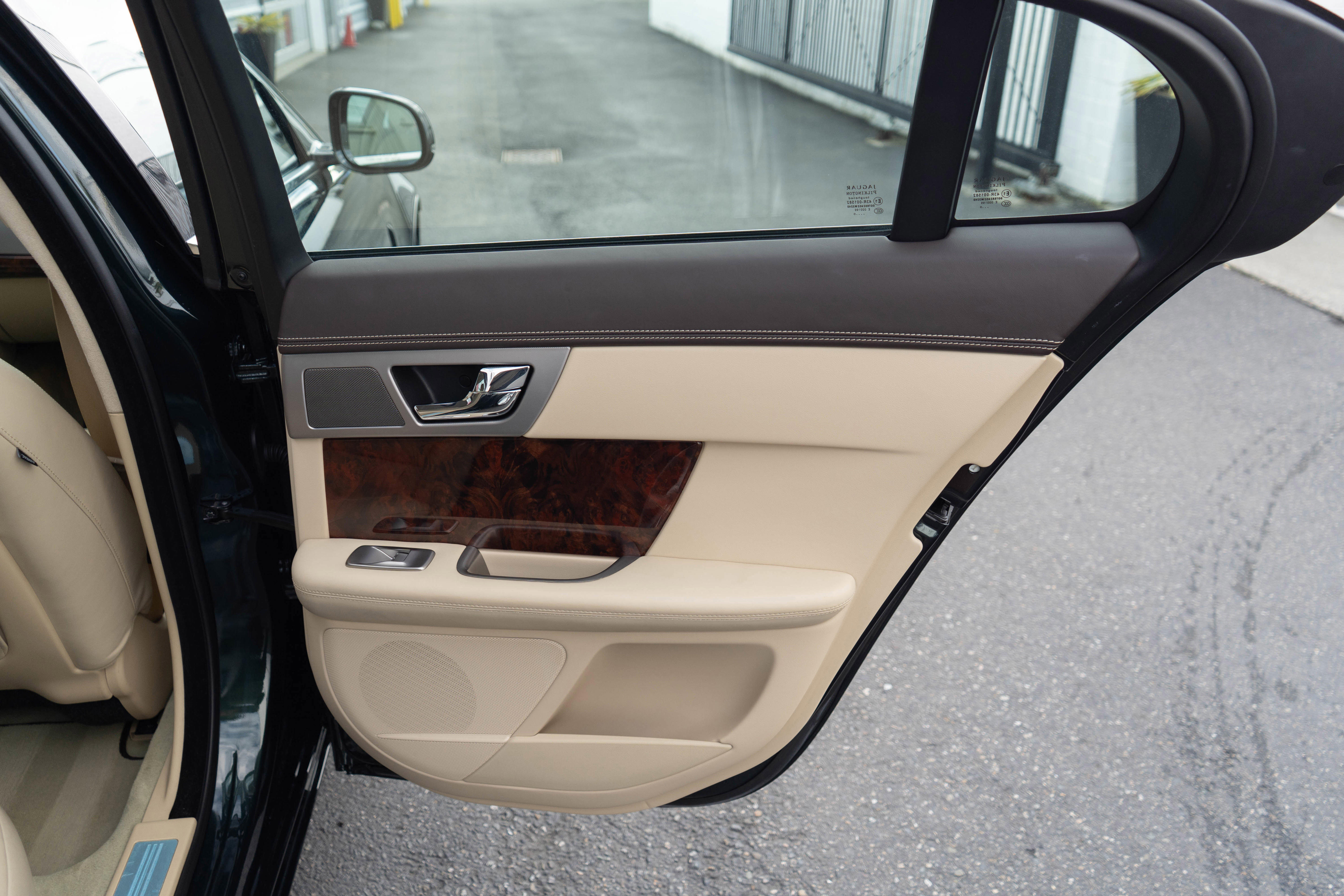 Used 2011 Jaguar XF Portfolio image 34