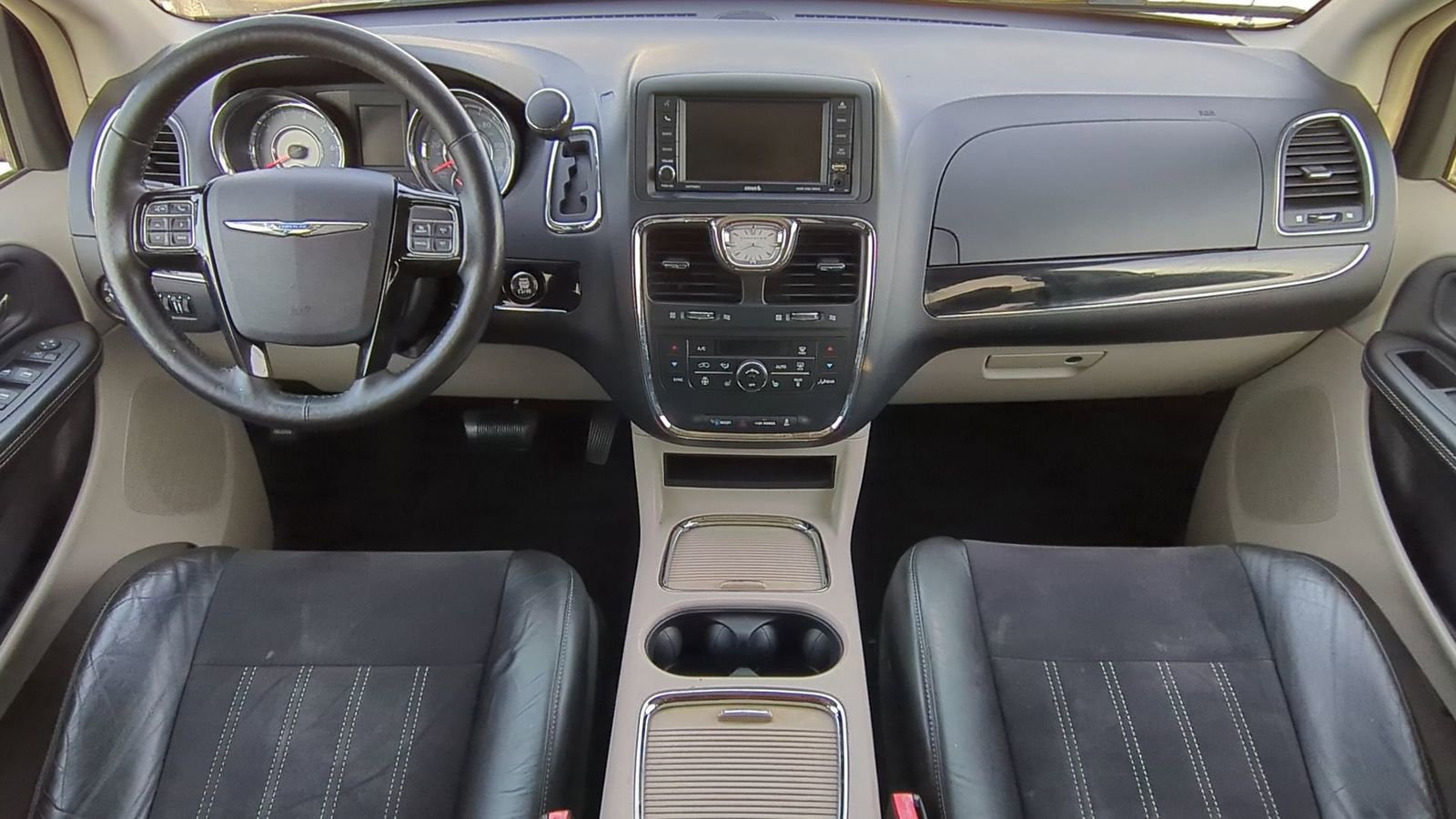 Used 2014 Chrysler Town & Country Touring-L image 17