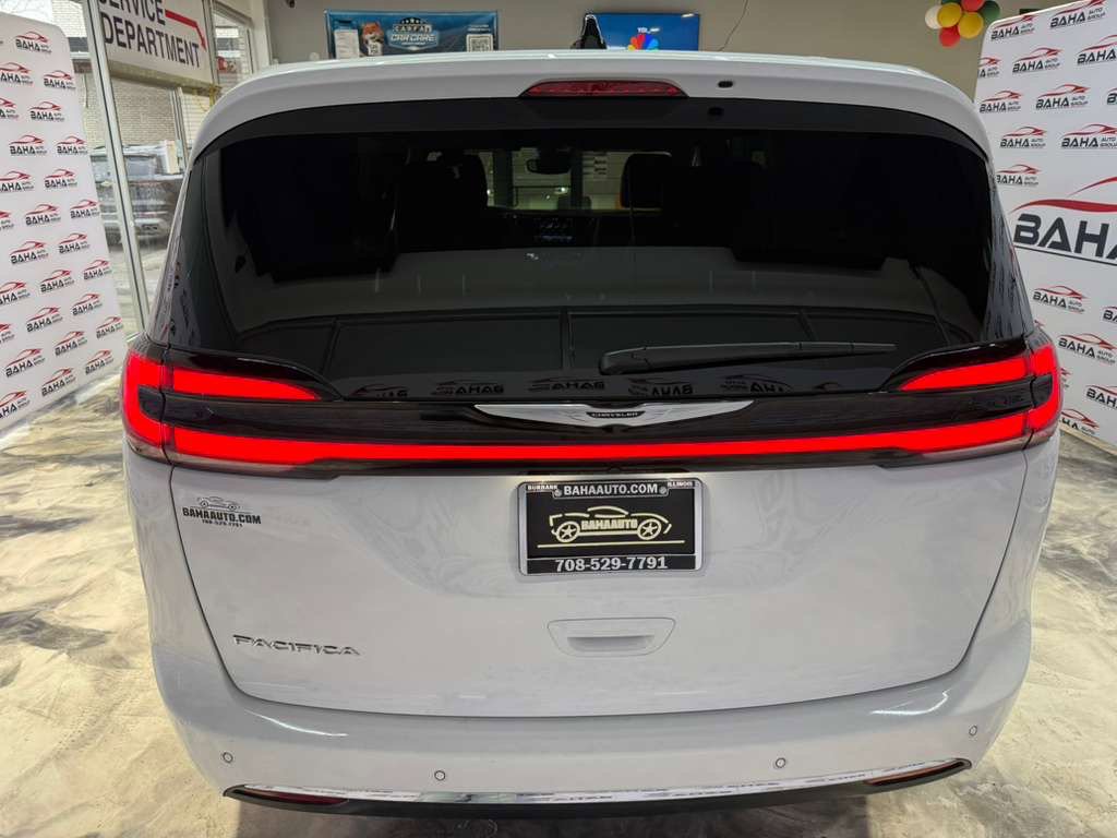 Used 2025 Chrysler Pacifica Select image 9