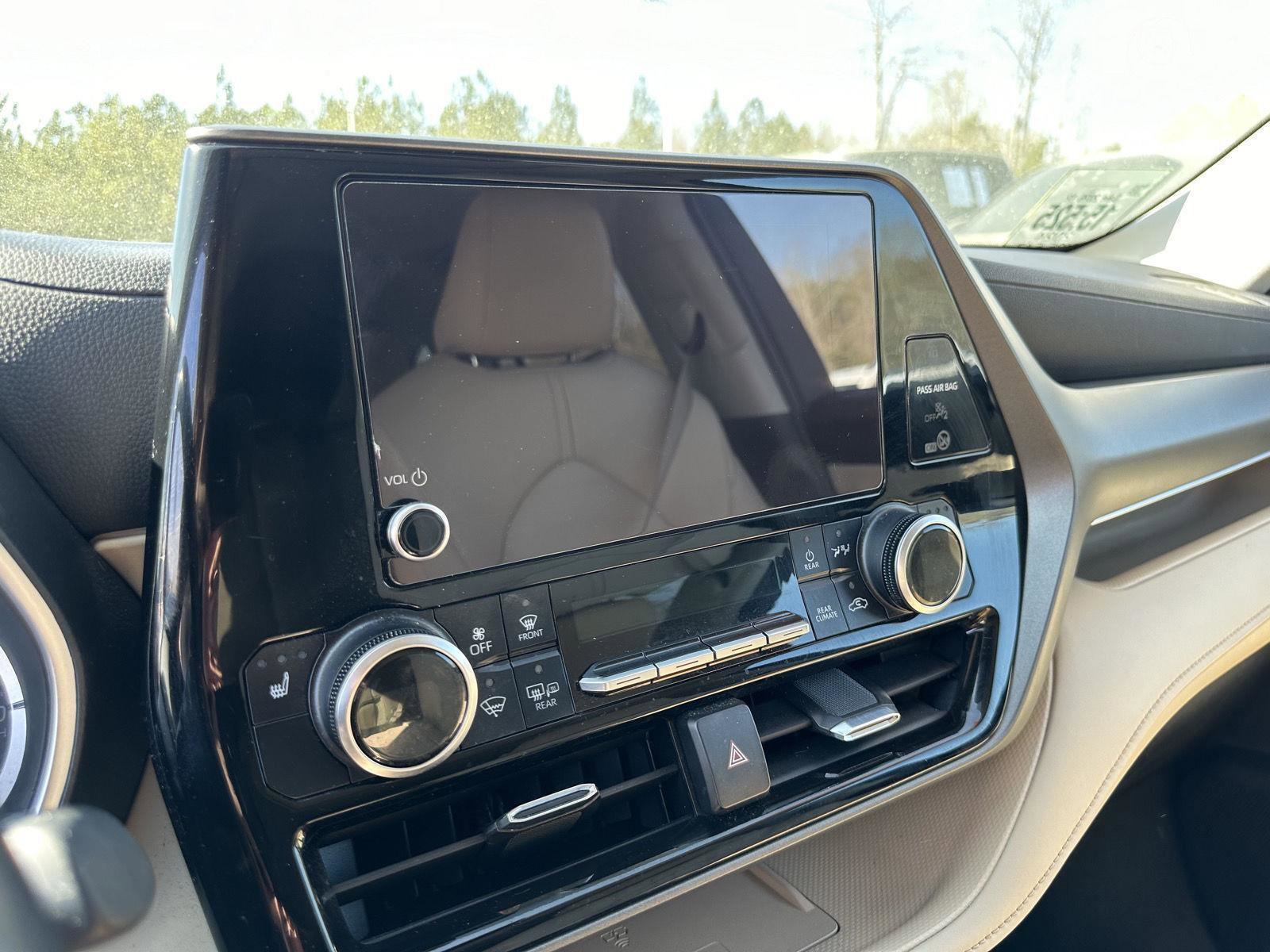 Used 2024 Toyota Highlander XLE image 12