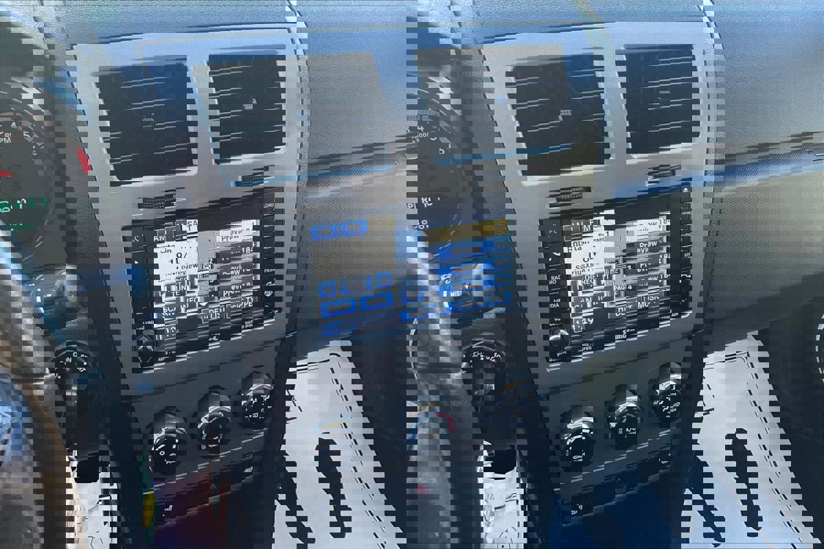 Used 2010 Dodge Avenger Express image 9