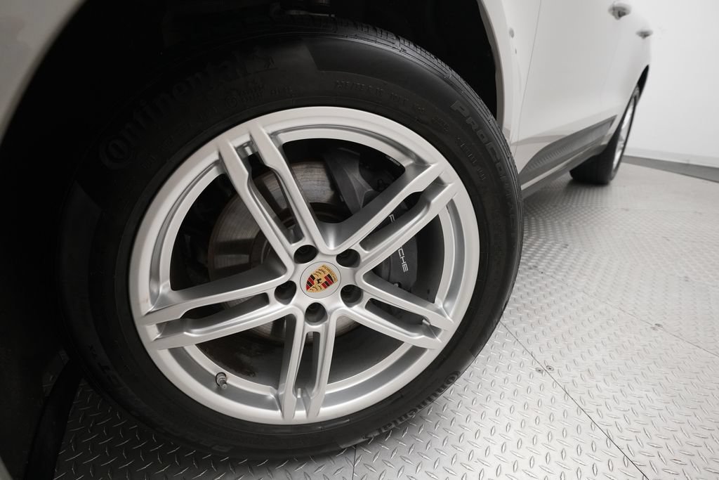 Certified 2023 Porsche Macan AWD/4WD image 32