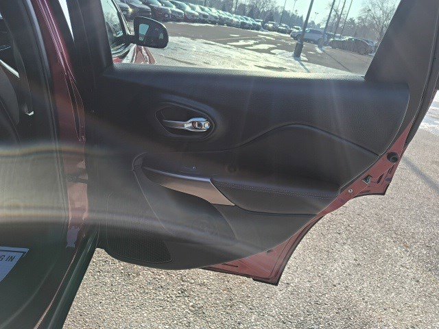 Used 2019 Jeep Cherokee Limited image 15