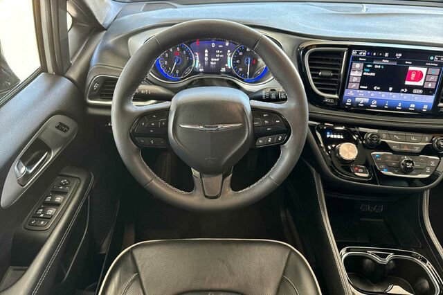 Certified 2025 Chrysler Pacifica Limited image 11
