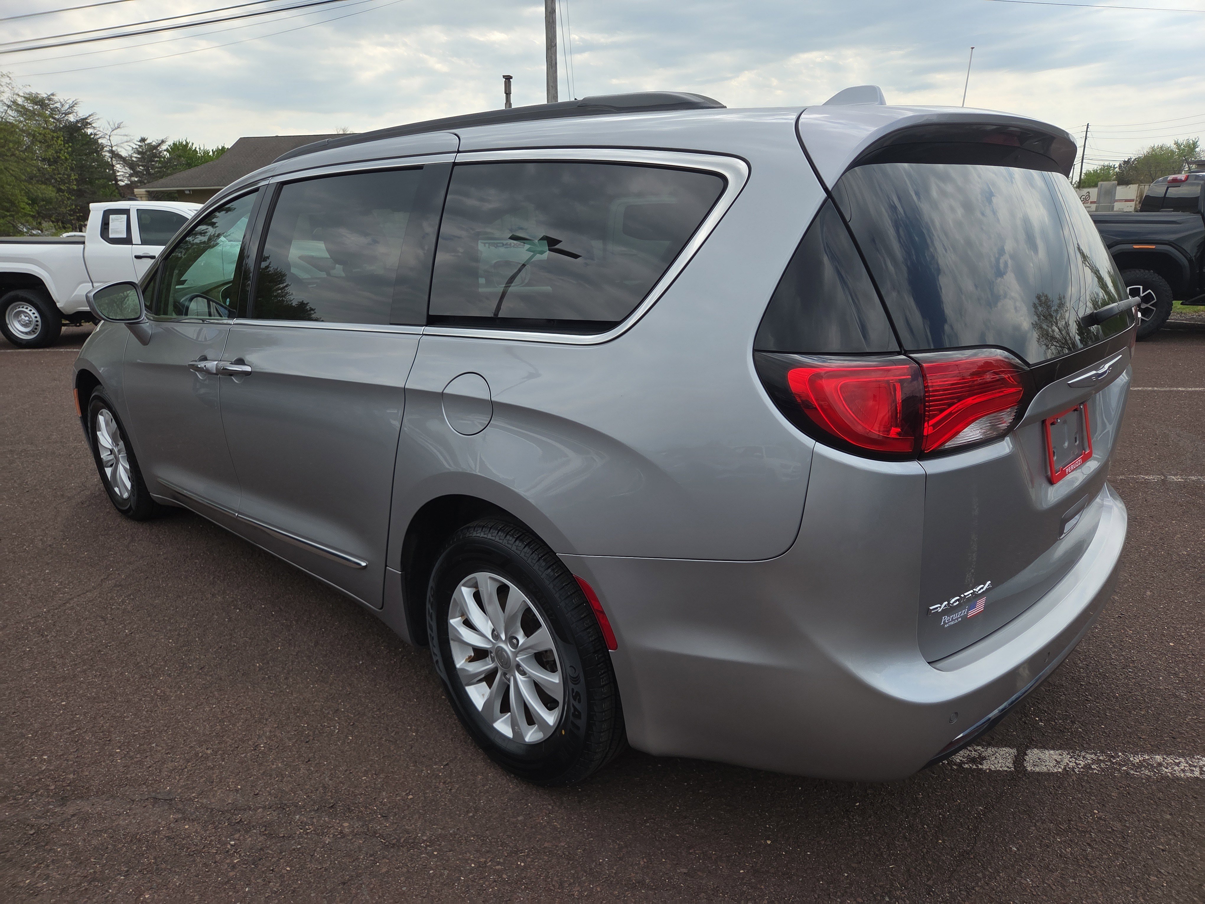 Used 2017 Chrysler Pacifica Touring-L FWD image 5