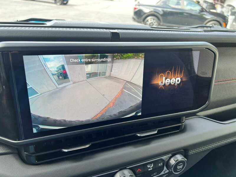 Used 2025 Jeep Wrangler Unlimited Rubicon AWD/4WD image 31