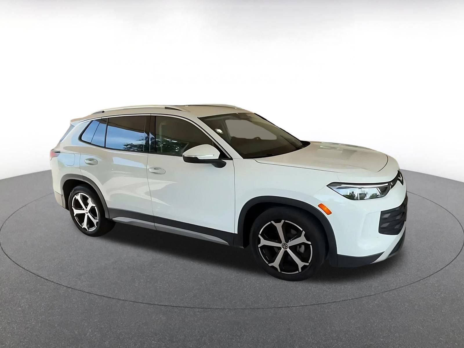 Used 2026 Volkswagen Tiguan SE FWD image 2