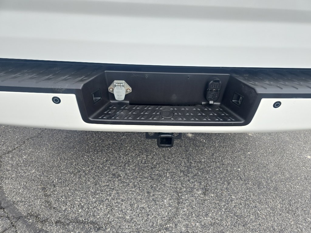 Used 2017 Nissan Titan SV image 9