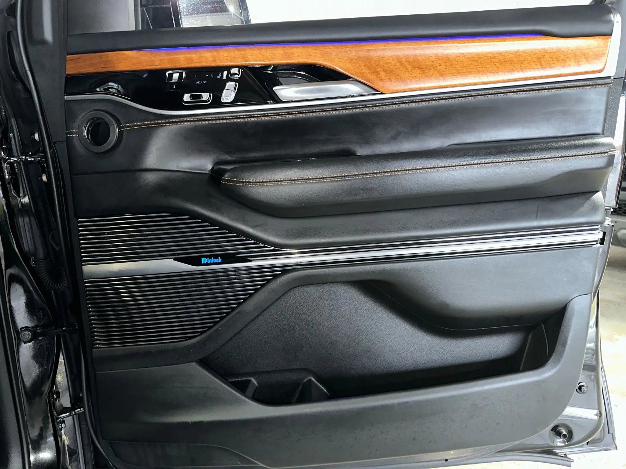 Used 2022 Jeep Grand Wagoneer Series III image 40