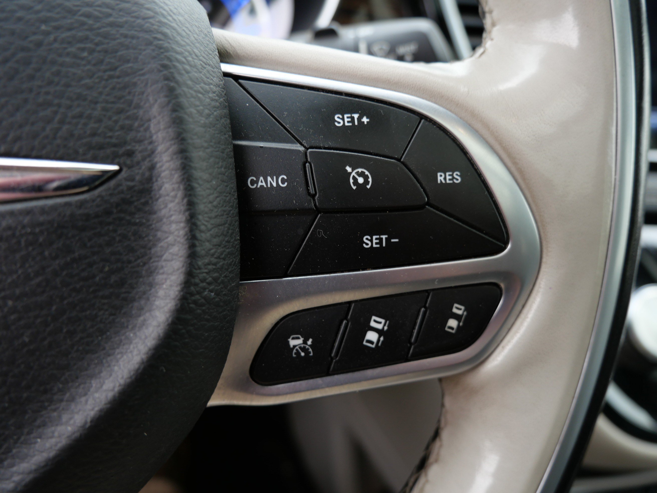 Used 2021 Chrysler Pacifica Limited w/ Uconnect Theater Family Group FWD image 29