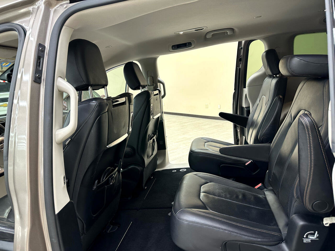 Used 2018 Chrysler Pacifica Touring-L Plus image 35