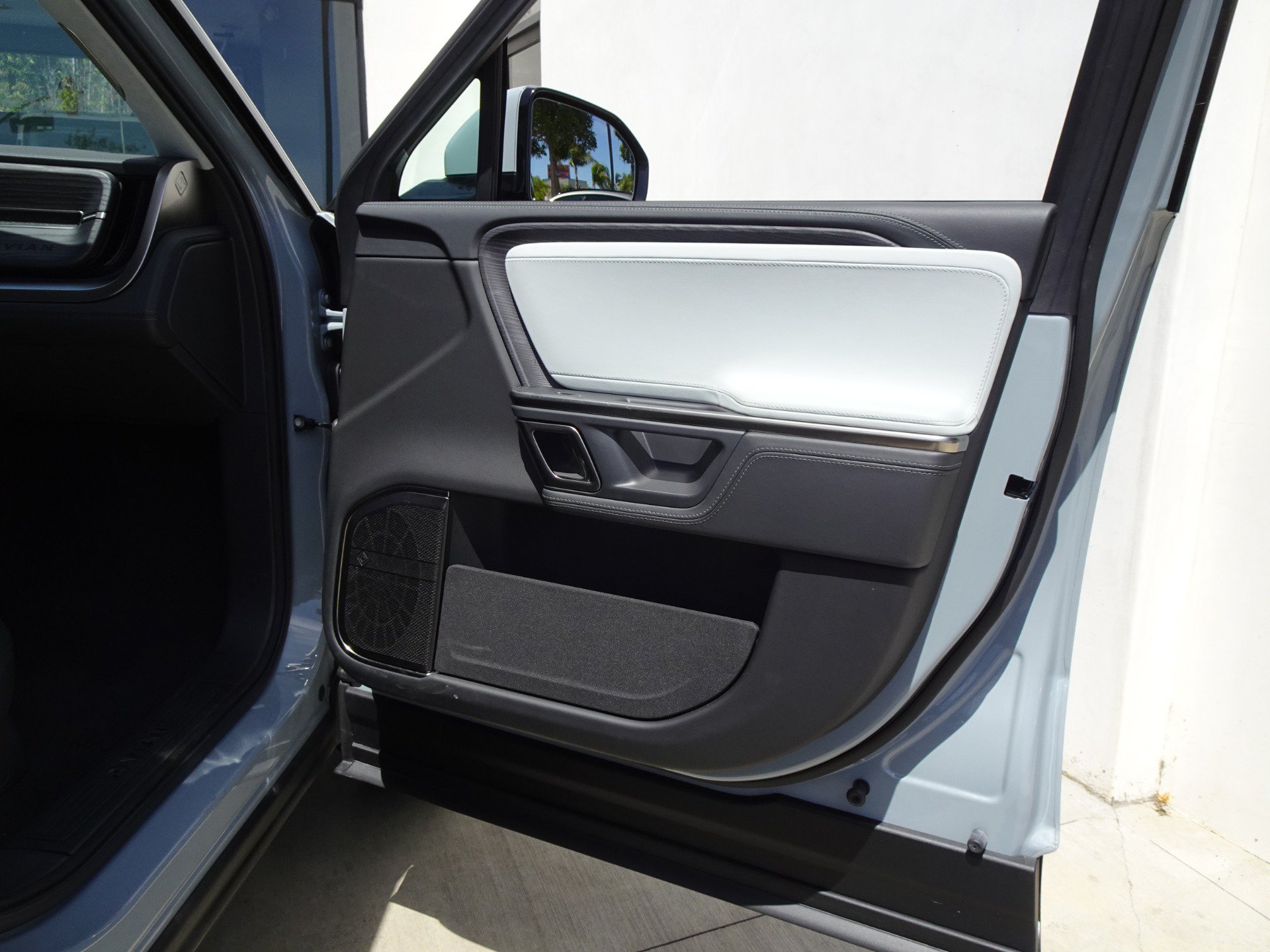 Used 2024 Rivian R1S Adventure AWD/4WD image 21