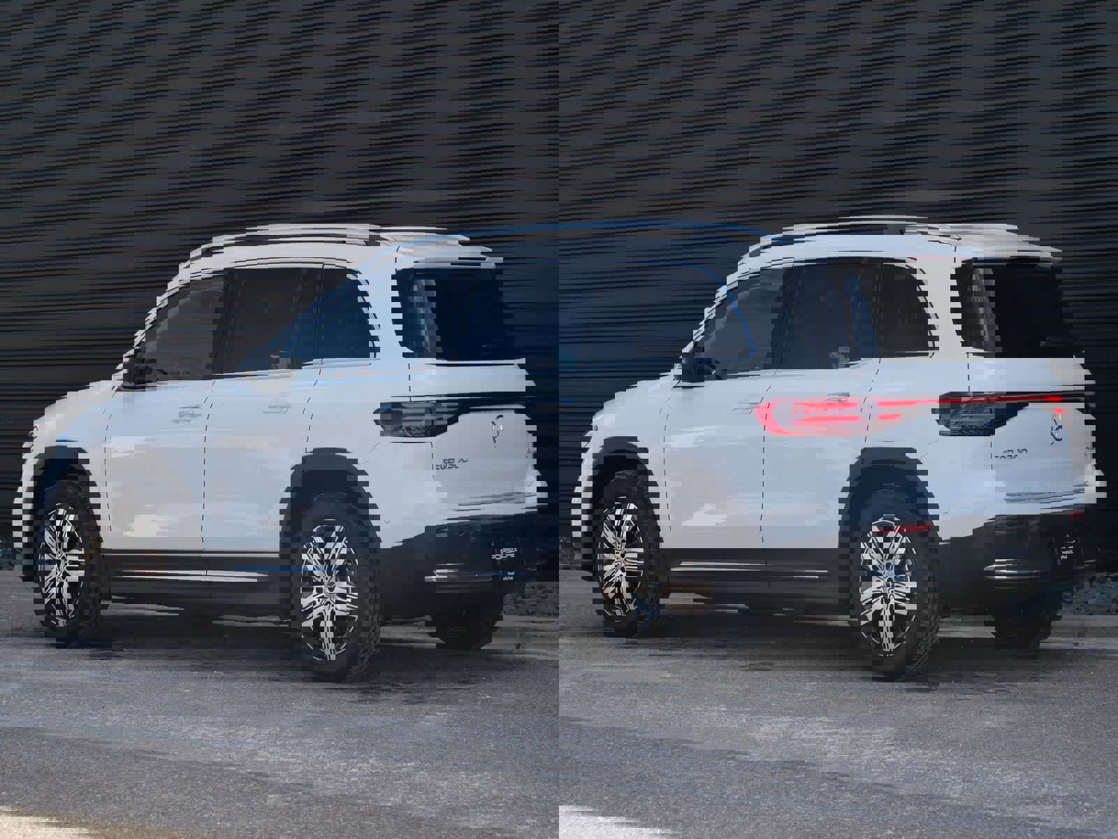 Used 2025 Mercedes-Benz EQB 300 4MATIC image 3