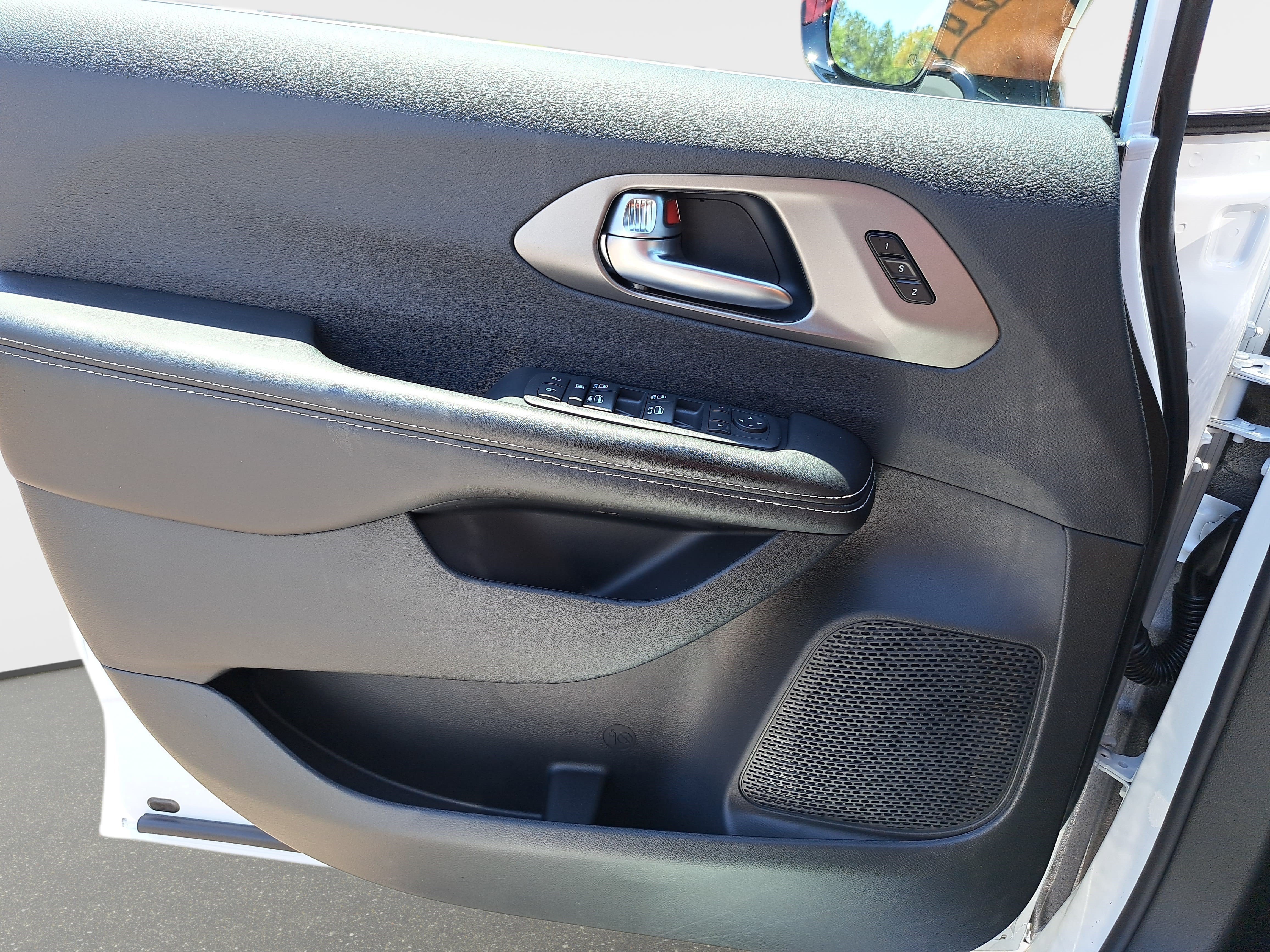 New 2027 Chrysler Pacifica Select FWD image 27