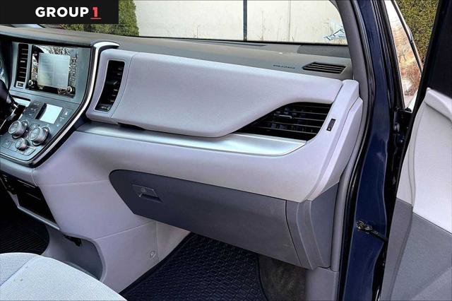 Certified 2018 Toyota Sienna L image 18