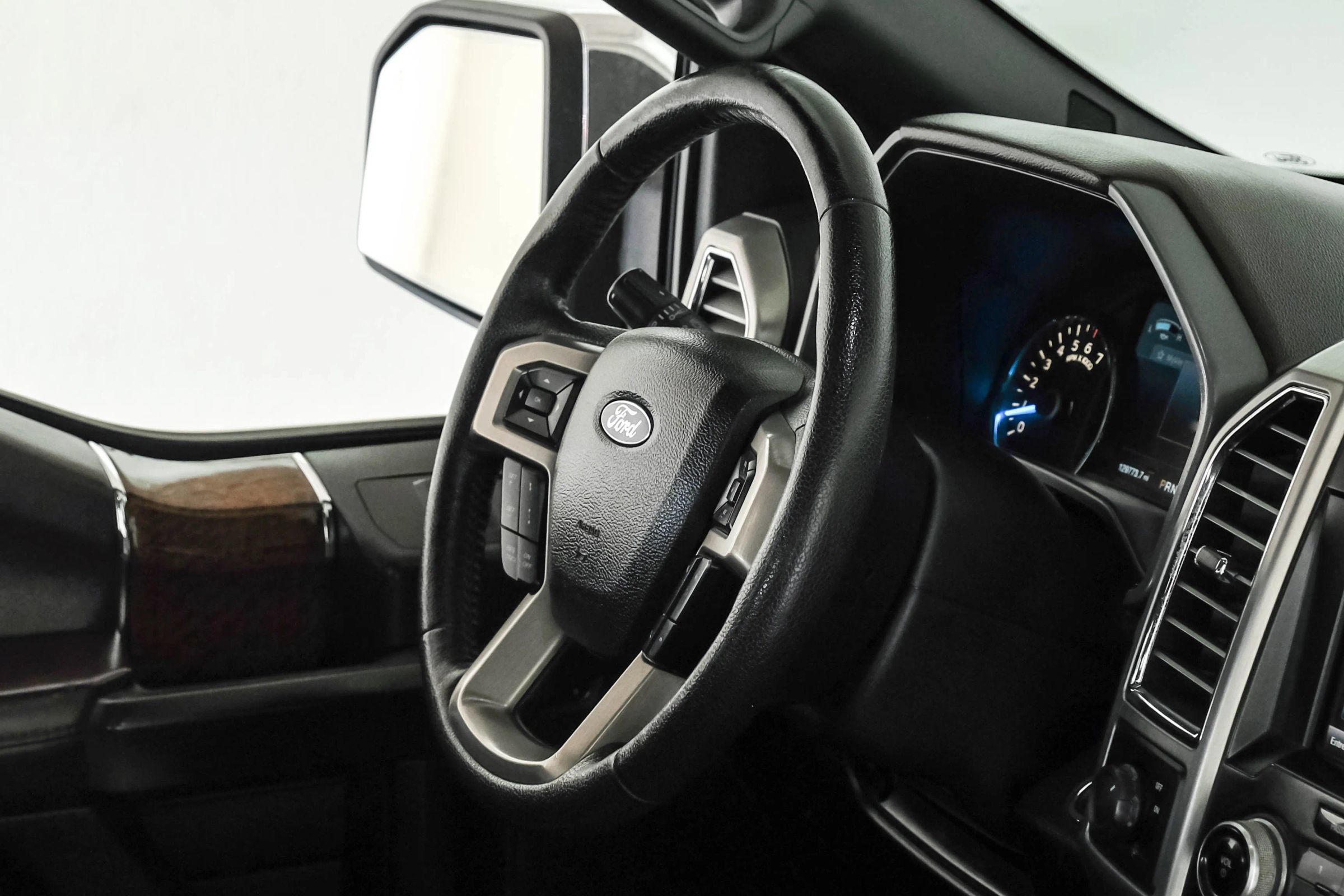 Used 2015 Ford F150 Platinum w/ Equipment Group 701A Luxury RWD image 14