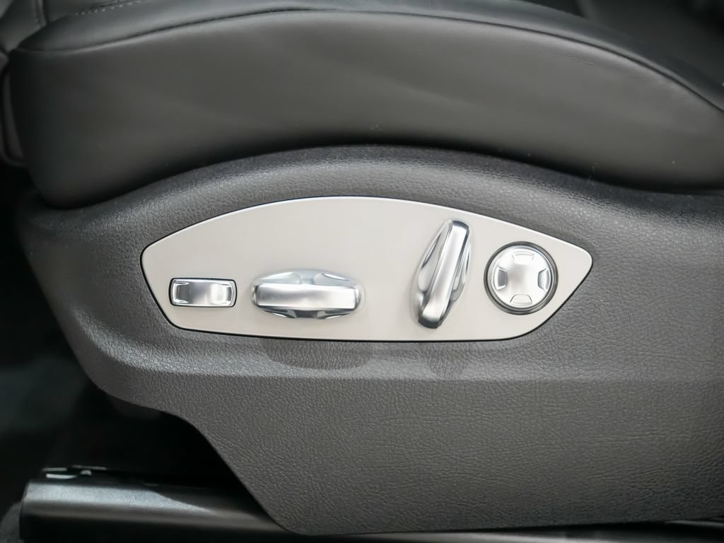 Certified 2026 Porsche Macan Turbo AWD/4WD image 24