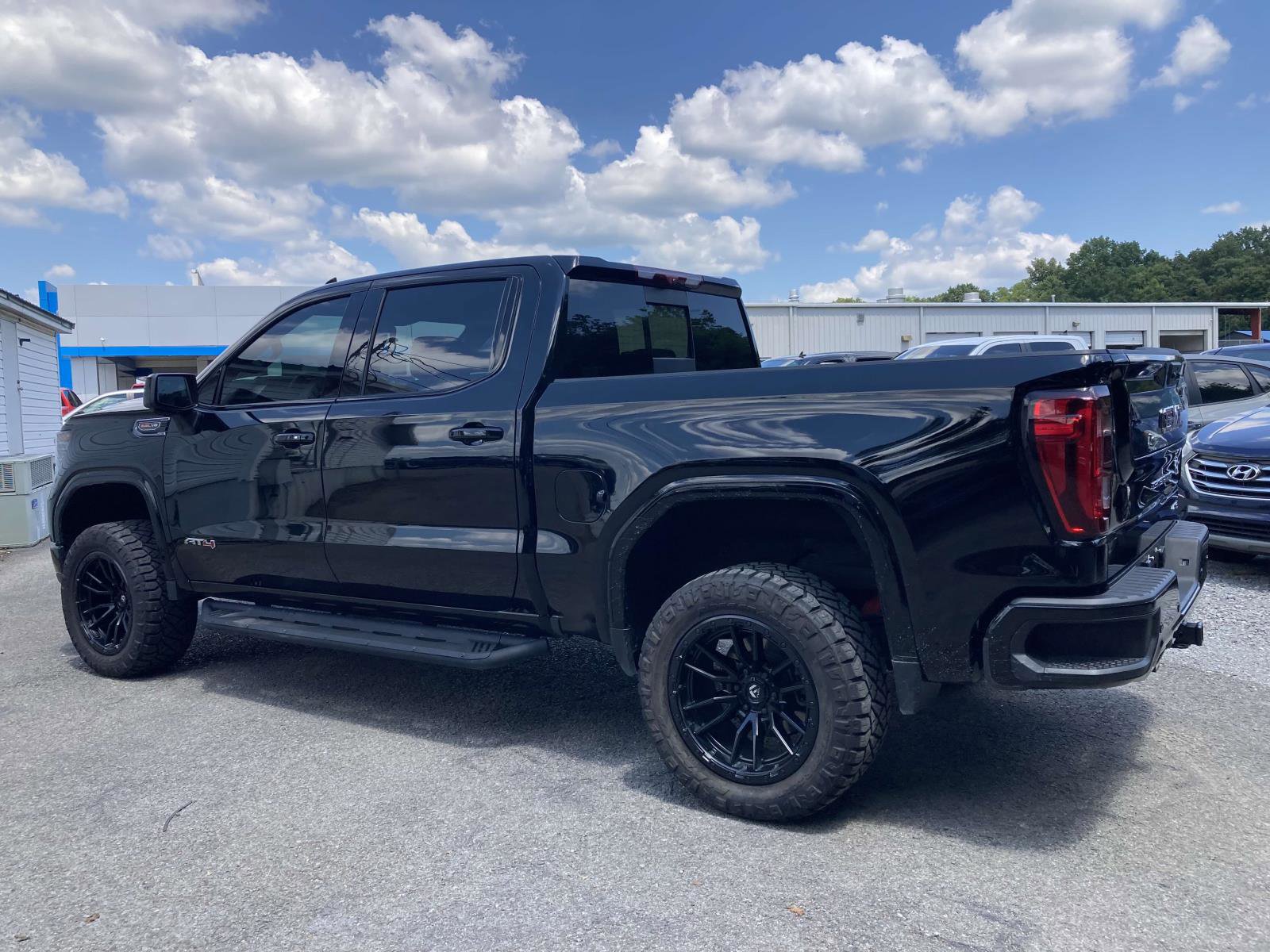 Used 2024 GMC Sierra 1500 AT4 w/ Technology Package image 4