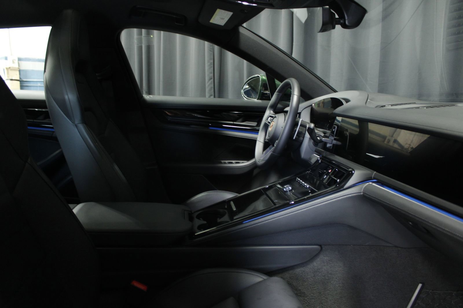 Used 2025 Porsche Panamera 4 image 31