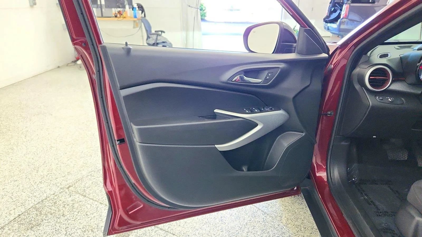 Used 2025 Chevrolet Trax RS w/ Driver Confidence Package FWD image 21