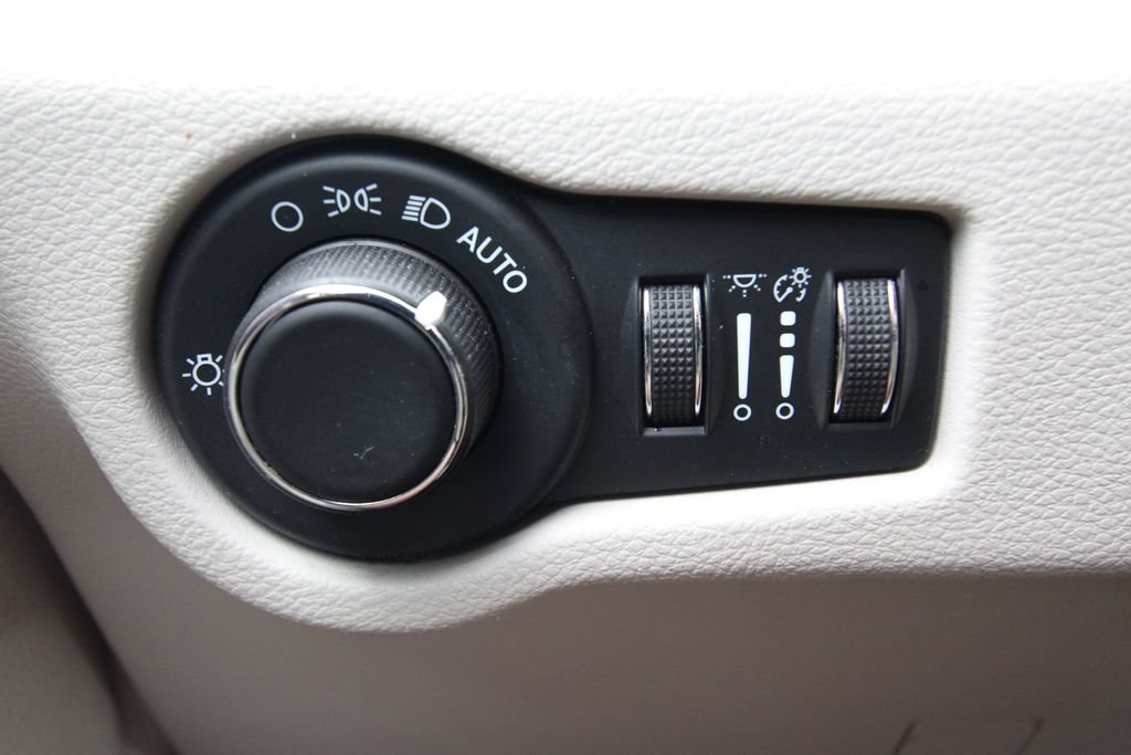 Used 2022 Chrysler Voyager LX FWD image 23