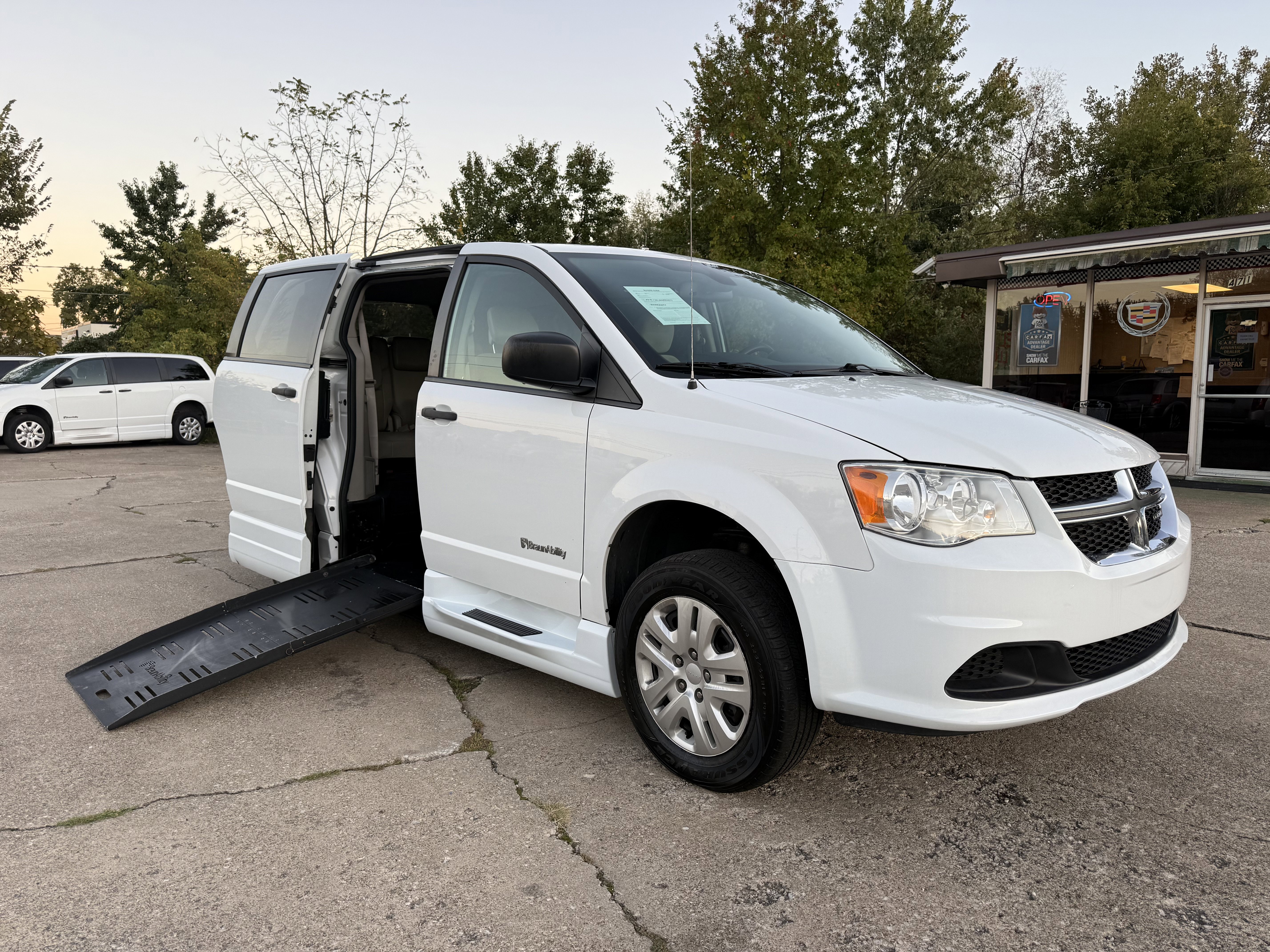 Used 2019 Dodge Grand Caravan SE image 1