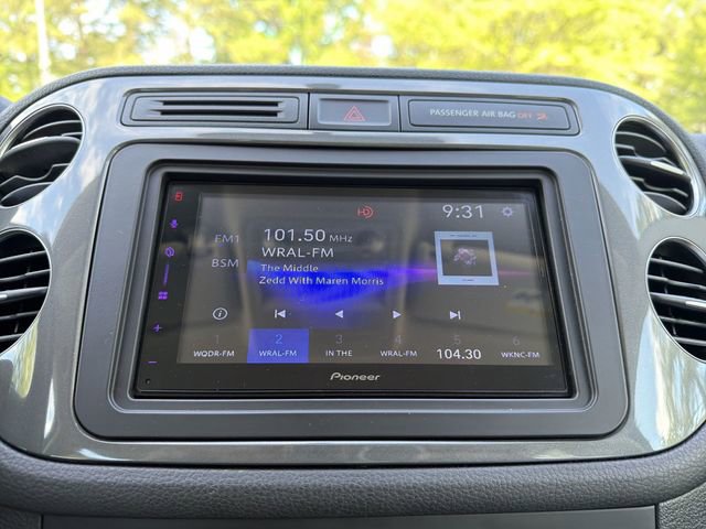 Used 2017 Volkswagen Tiguan Limited w/ Premium Package FWD image 16