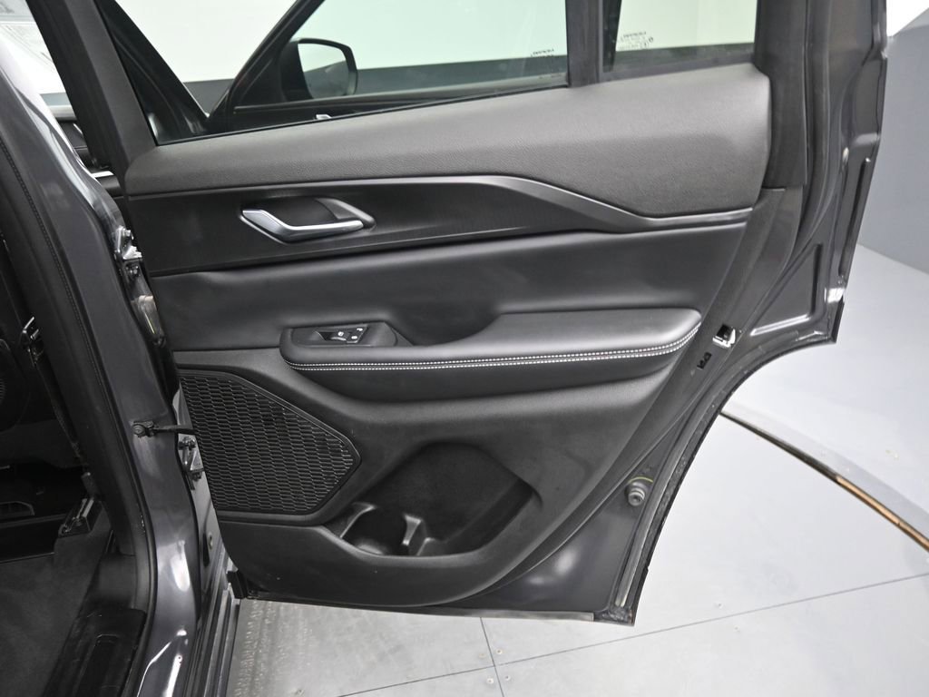 Used 2024 Jeep Grand Cherokee Laredo image 16