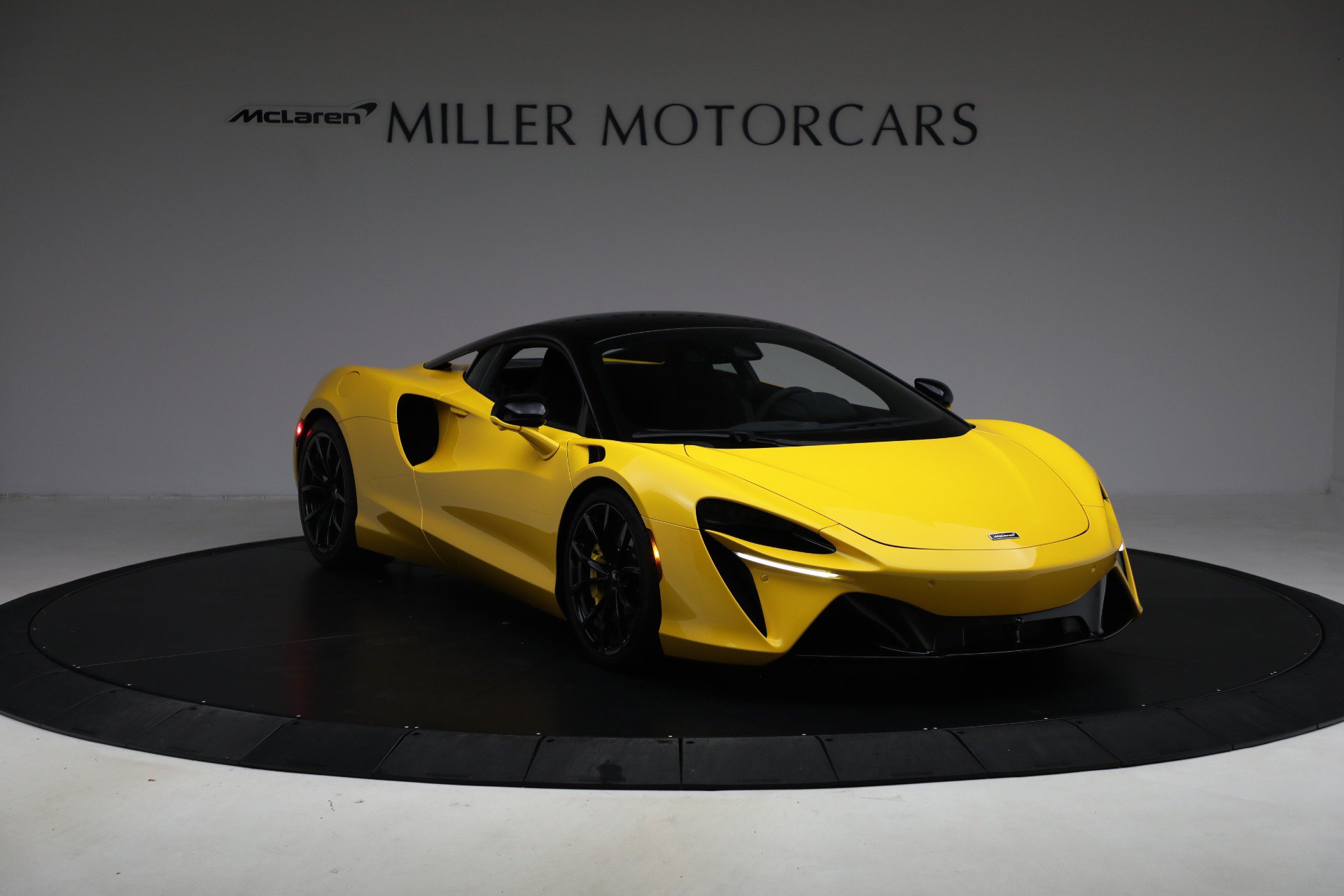 Used 2024 McLaren Artura RWD image 11