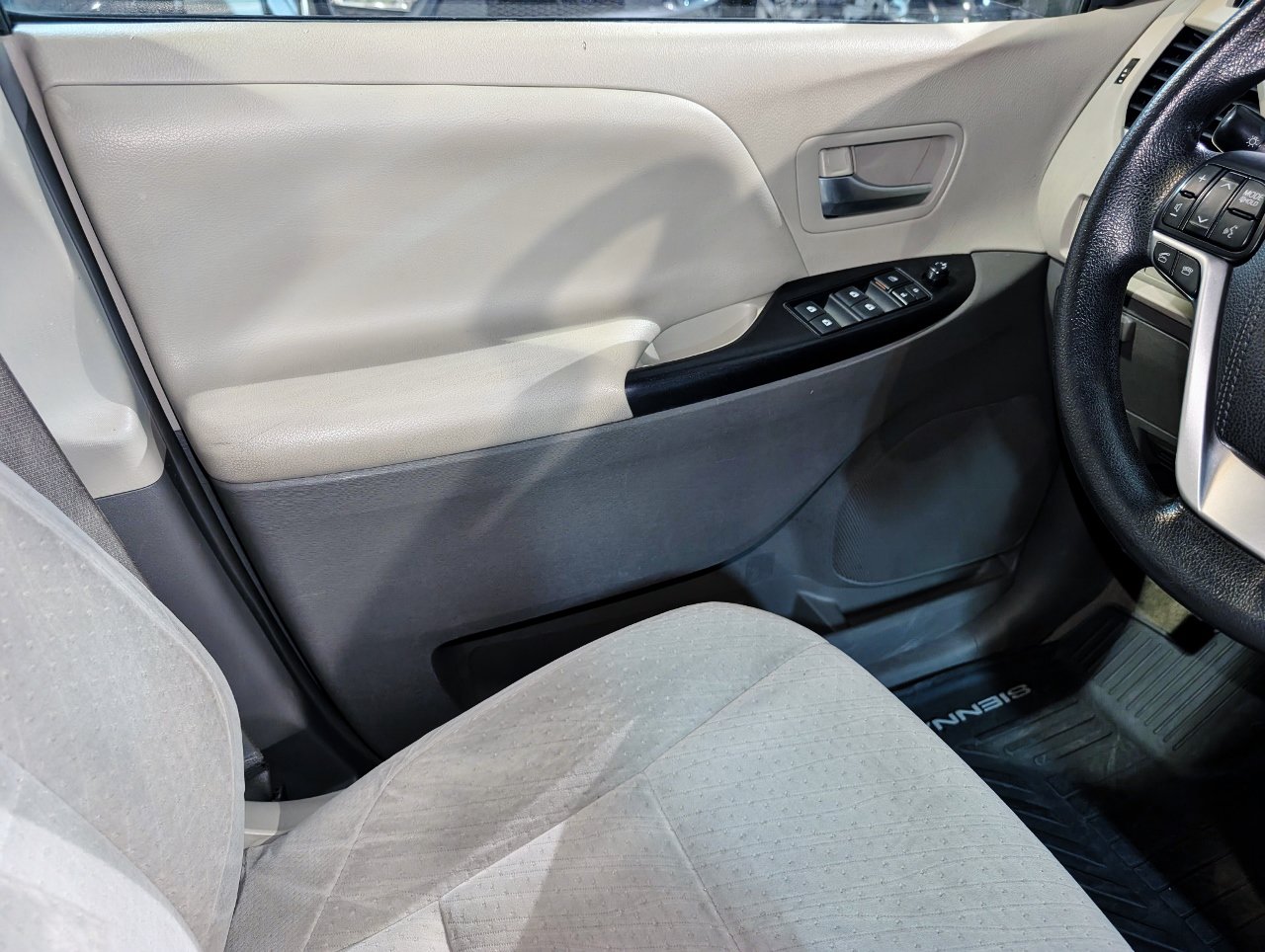 Used 2015 Toyota Sienna LE FWD image 33