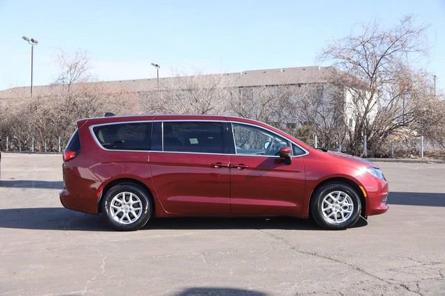 Used 2023 Chrysler Voyager LX image 5