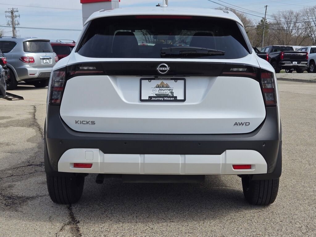 Used 2025 Nissan Kicks SV AWD/4WD image 11