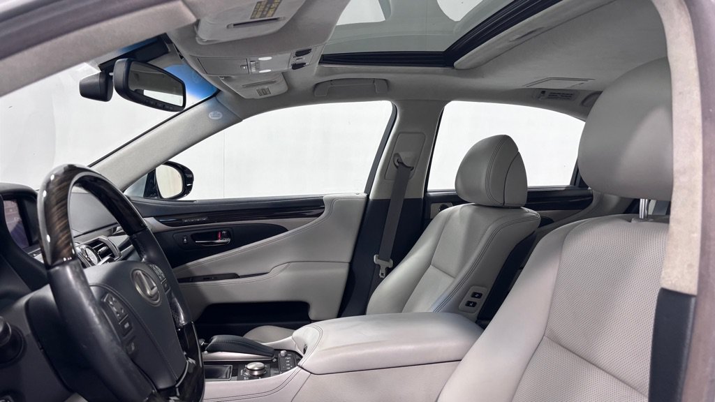 Used 2013 Lexus LS 460 AWD w/ Ultra Luxury Pkg image 12
