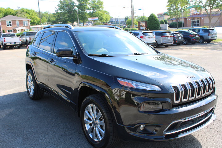 Used 2016 Jeep Cherokee Overland w/ Technology Group AWD/4WD image 5
