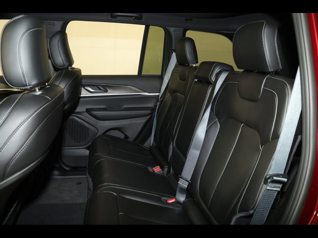 New 2025 Jeep Grand Cherokee Limited image 22