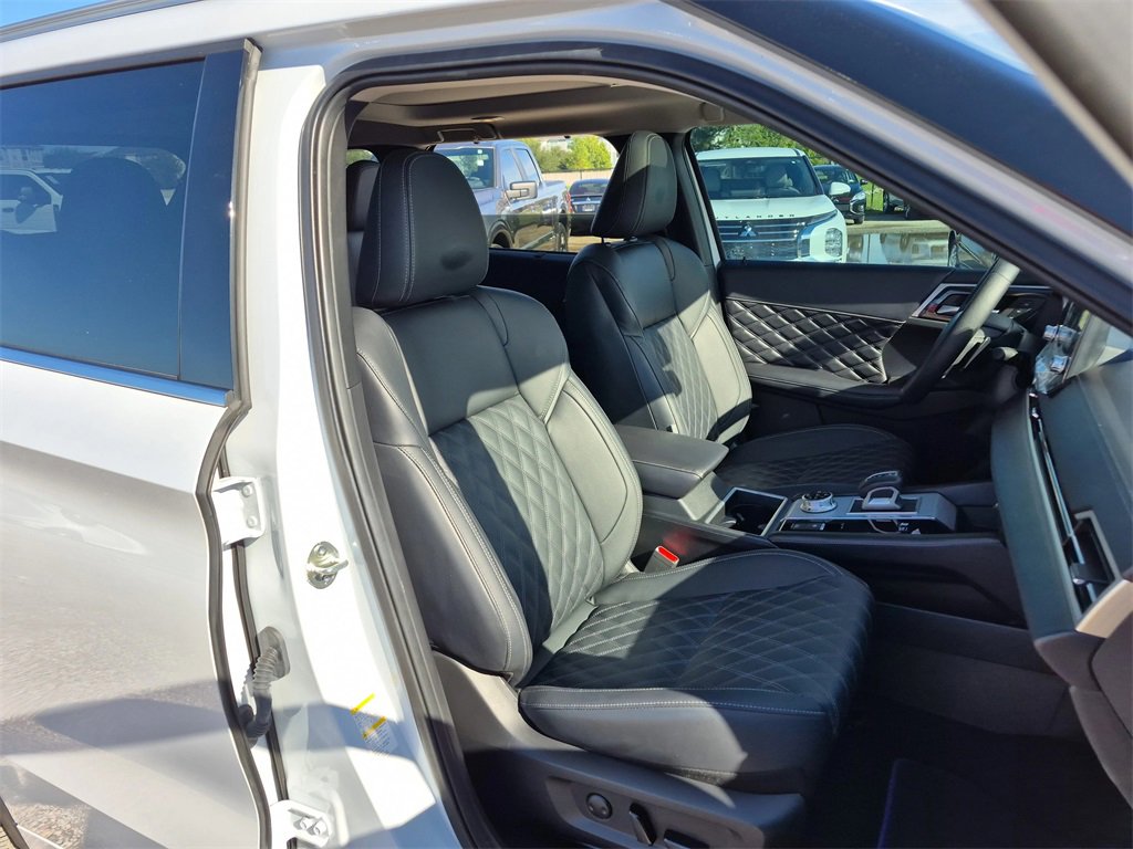 Used 2024 Mitsubishi Outlander 4WD Plug-In Hybrid image 63