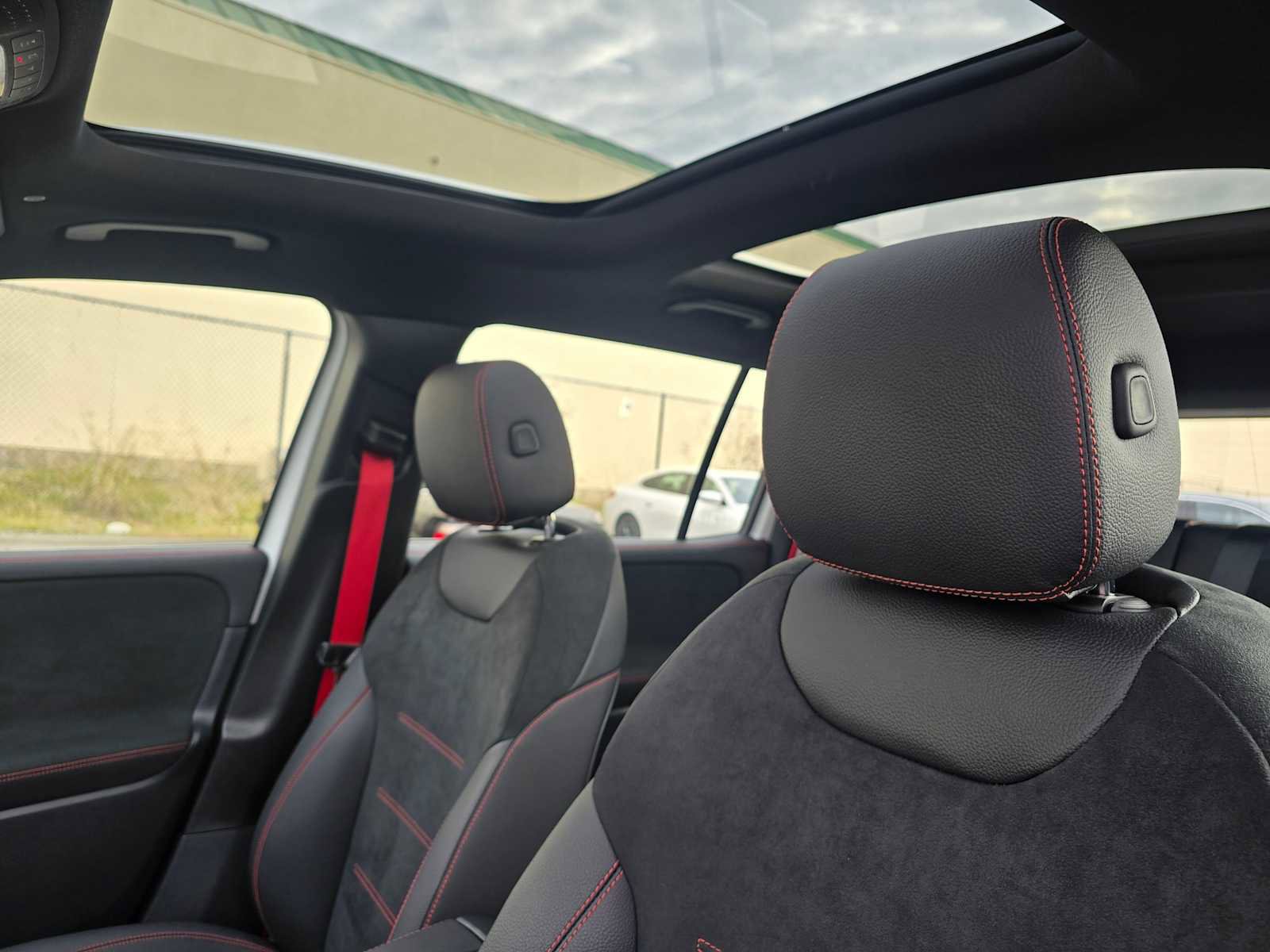 Used 2025 Mercedes-Benz GLB 35 AMG 4MATIC image 23