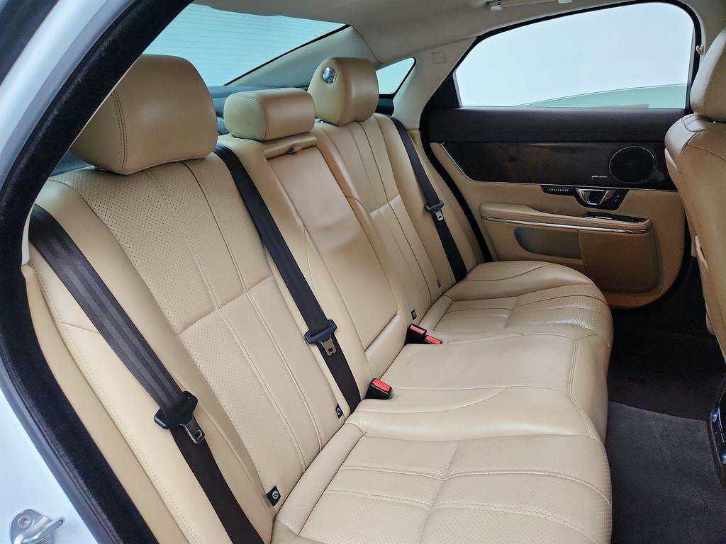 Used 2015 Jaguar XJ image 29