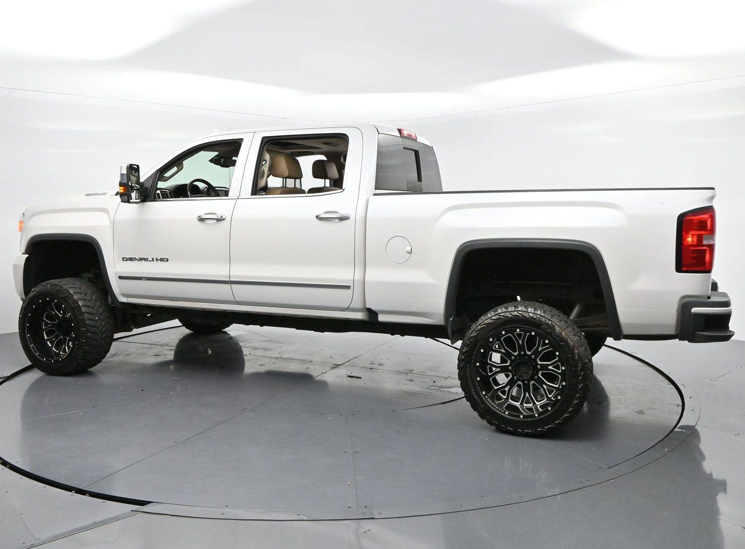 Used 2019 GMC Sierra 2500 Denali w/ Duramax Plus Package AWD/4WD image 5
