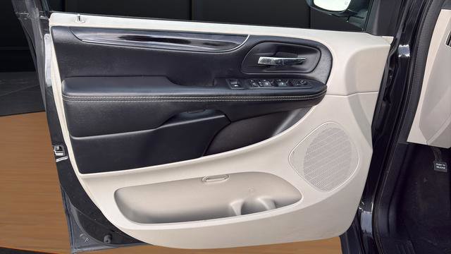 Used 2019 Dodge Grand Caravan SXT image 19