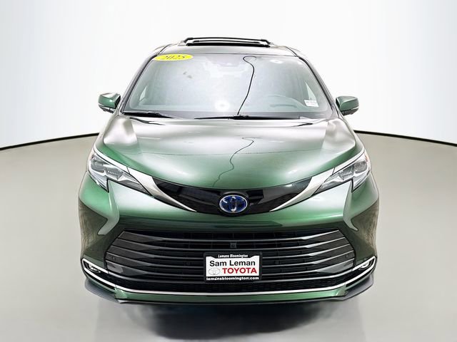 Used 2025 Toyota Sienna Platinum AWD/4WD image 2