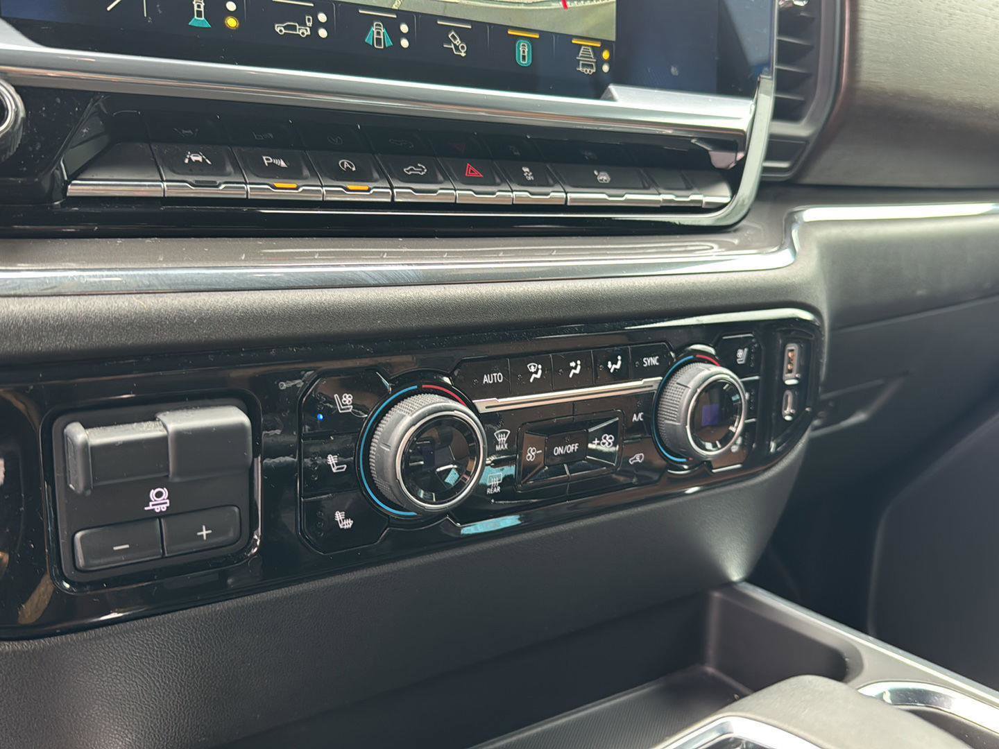 Used 2023 Chevrolet Silverado 1500 High Country w/ Technology Package AWD/4WD image 24