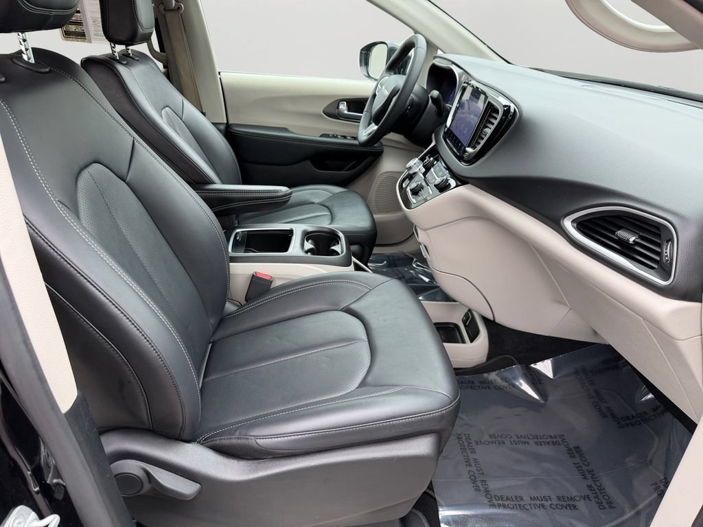 Used 2024 Chrysler Pacifica Touring-L FWD image 12