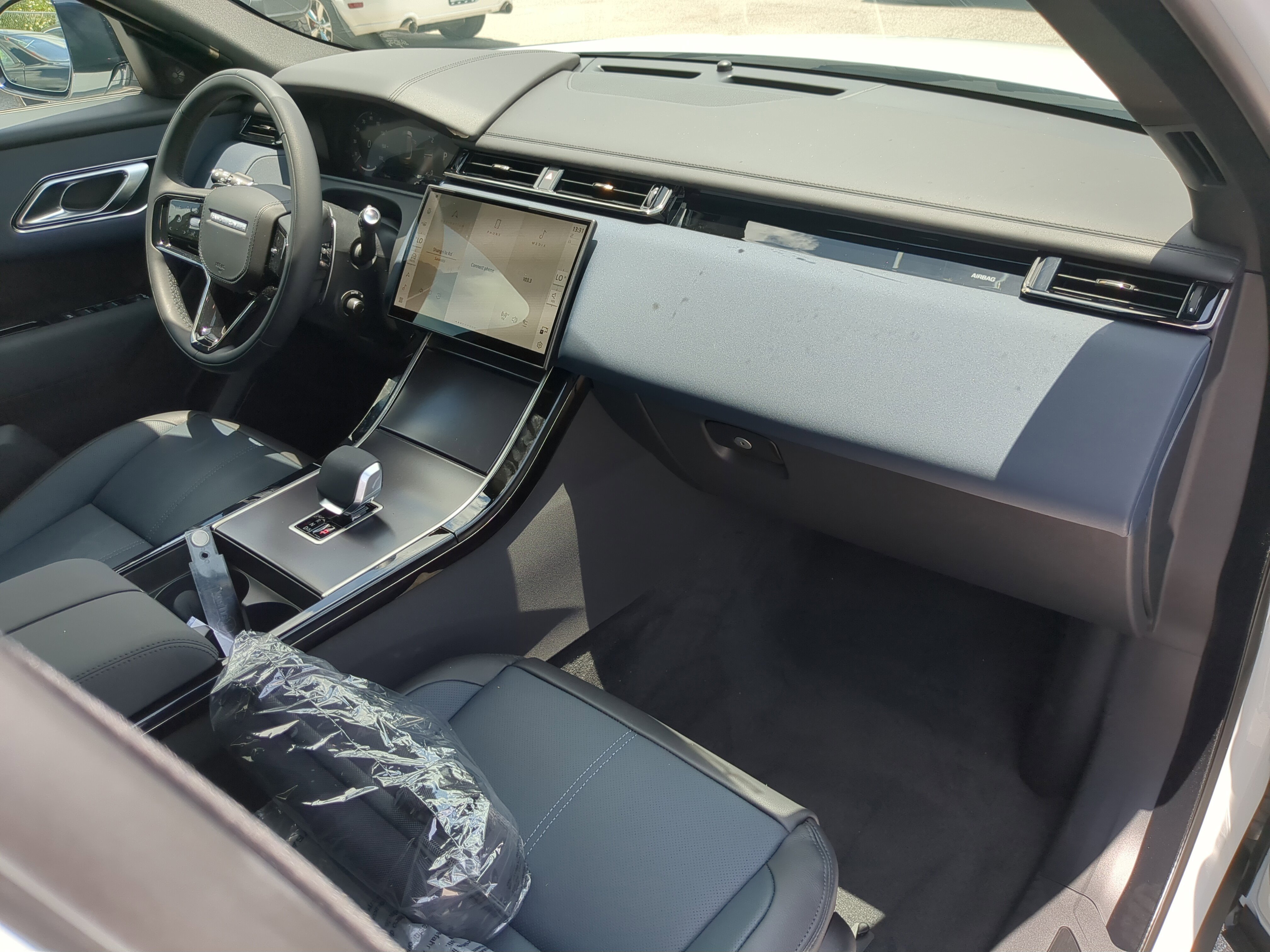 New 2026 Land Rover Range Rover Velar Dynamic SE image 11