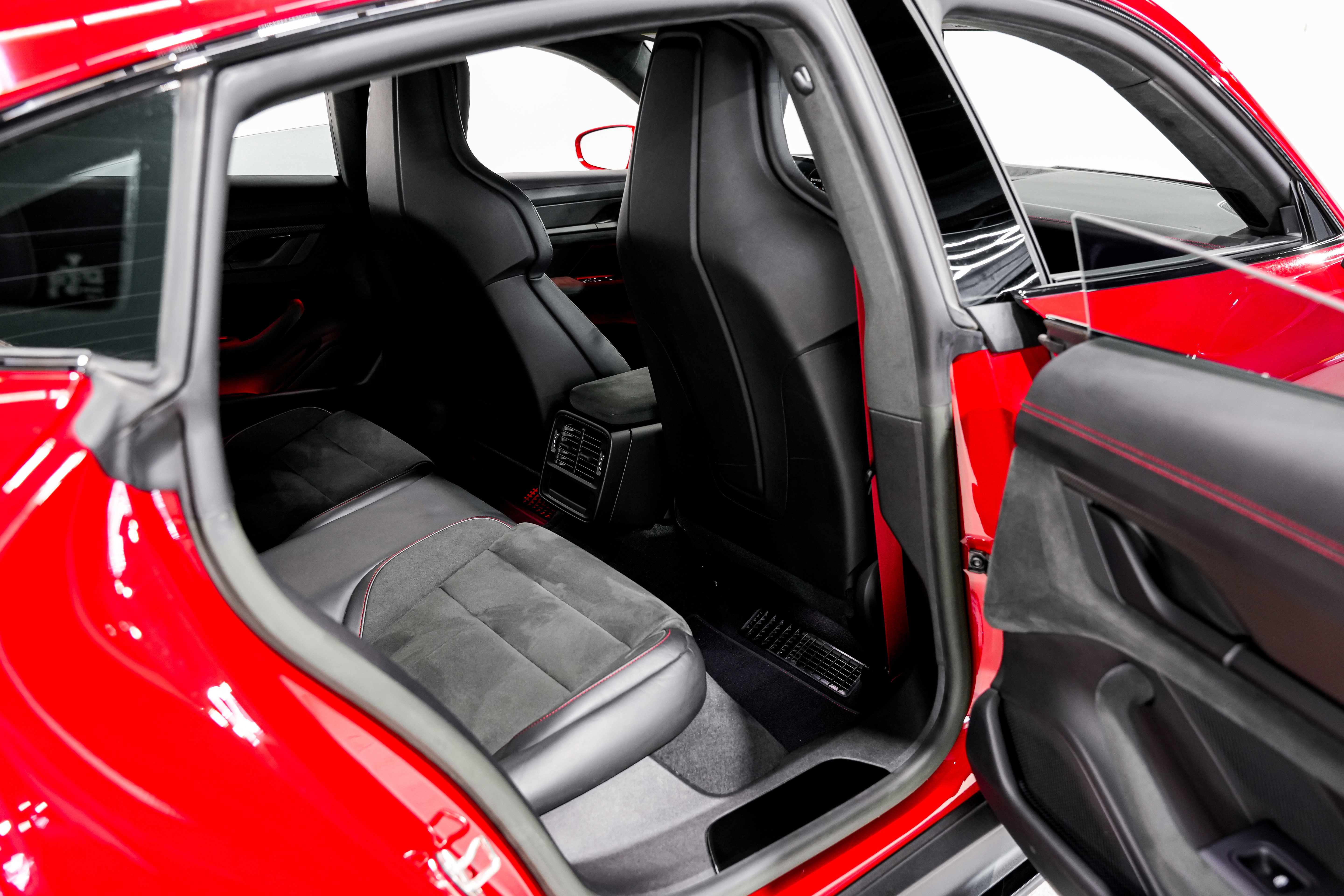 Used 2023 Porsche Taycan GTS image 31