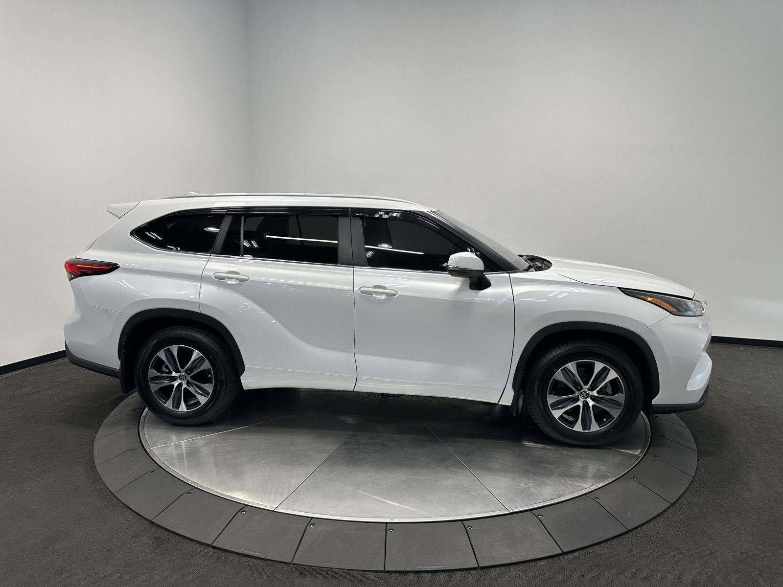 Used 2023 Toyota Highlander XLE FWD image 8