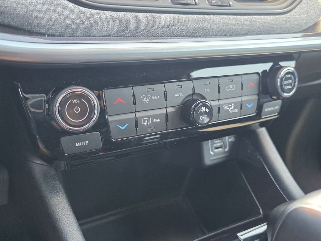 New 2025 Jeep Compass Latitude w/ Sun & Sound Group AWD/4WD image 17